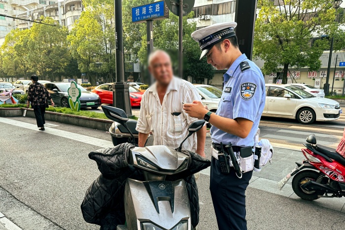 民警對(duì)騎行電動(dòng)自行車(chē)不戴頭盔等交通違法行為進(jìn)行嚴(yán)厲查處。新都公安供圖