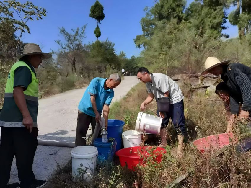 灑水車送水上門，群眾就近取水。通川區(qū)融媒體中心供圖