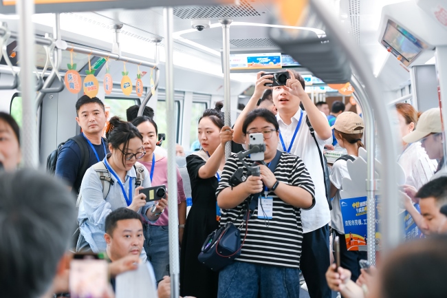 試乘市民打卡資陽(yáng)線列車。成都軌道集團(tuán)供圖