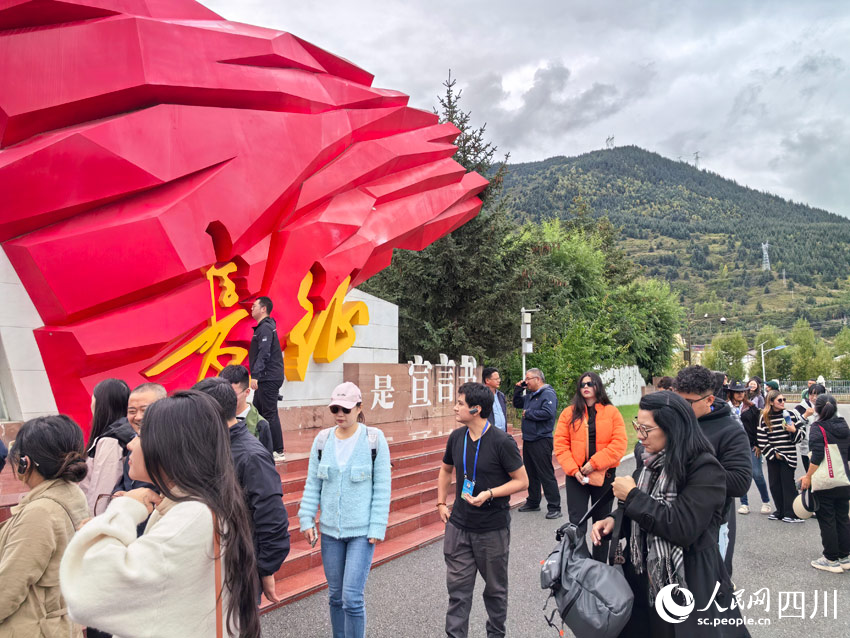 拉美記者參訪紅軍長征紀(jì)念碑碑園