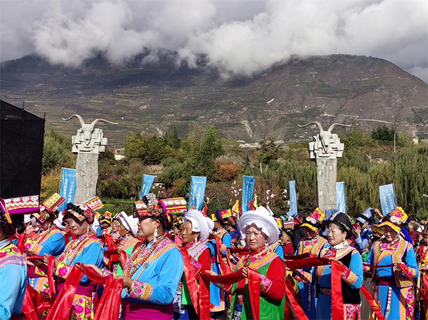 手捧羌紅，祝福新年。人民網(wǎng)記者 劉海天攝