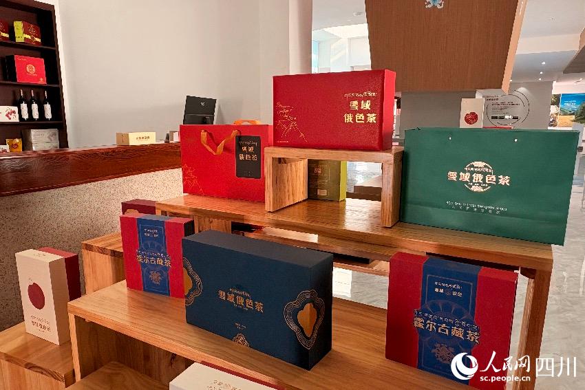 雪域俄色系列產(chǎn)品展示。人民網(wǎng)記者 朱虹攝